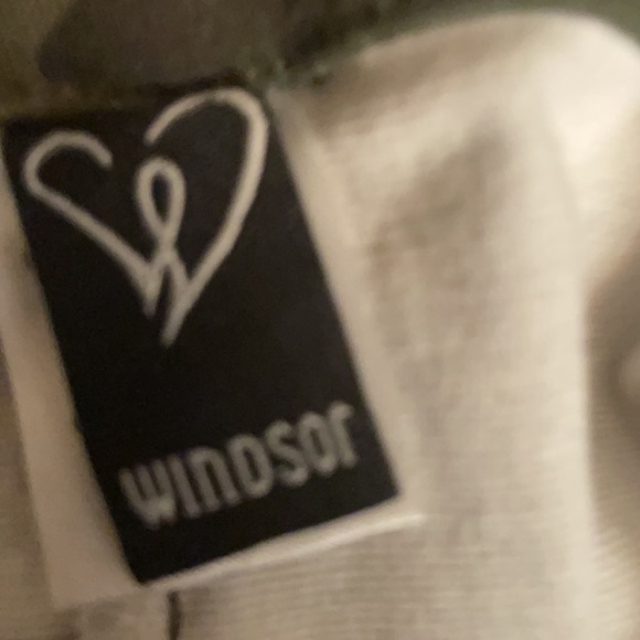 Windsor Chico/S Super Cute with 5 button front closure - Picture 9 of 10